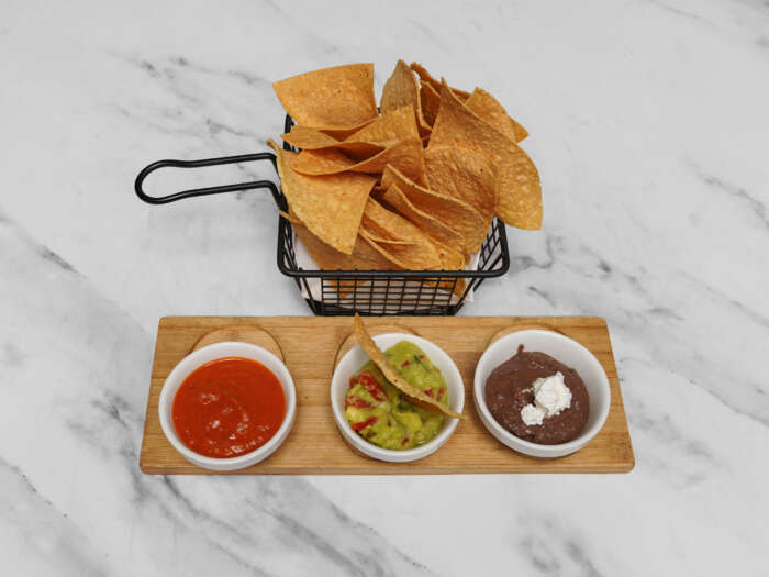 TOTOPOS CON SALSA ROJA Y GUACAMOLE