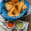 TOTOPOS CON SALSA ROJA Y GUACAMOLE